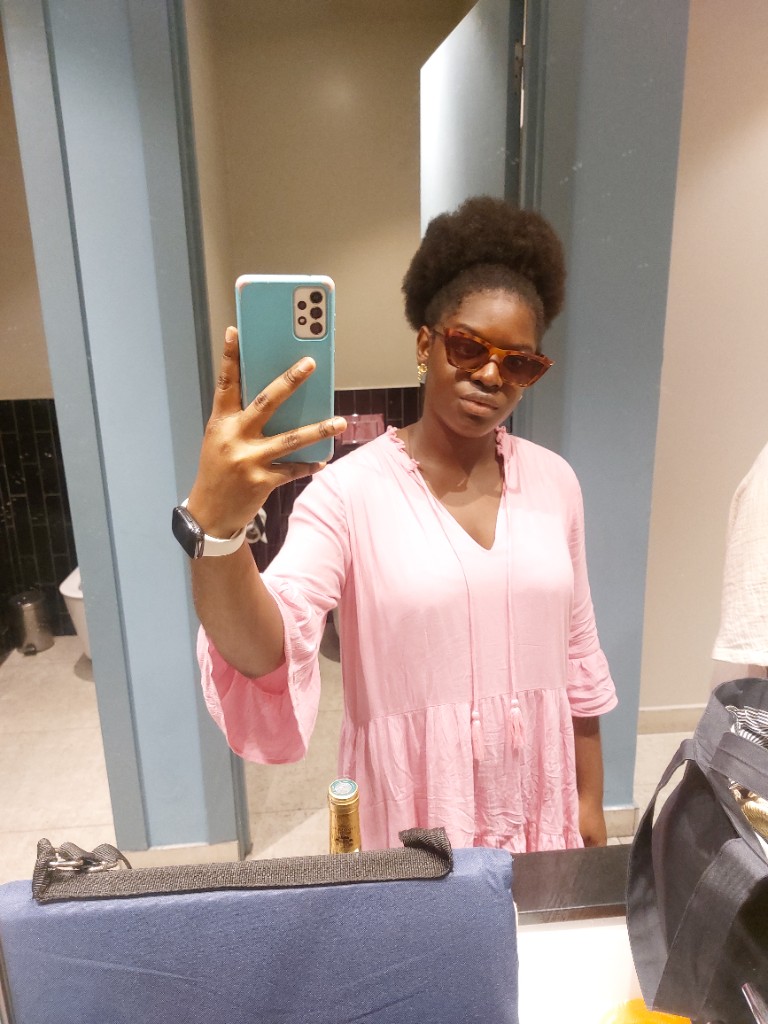 Gigi en robe rose et lunettes de soleil