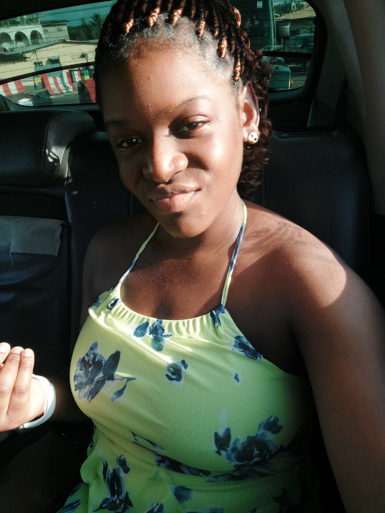 Gigi souriante dans la voiture
