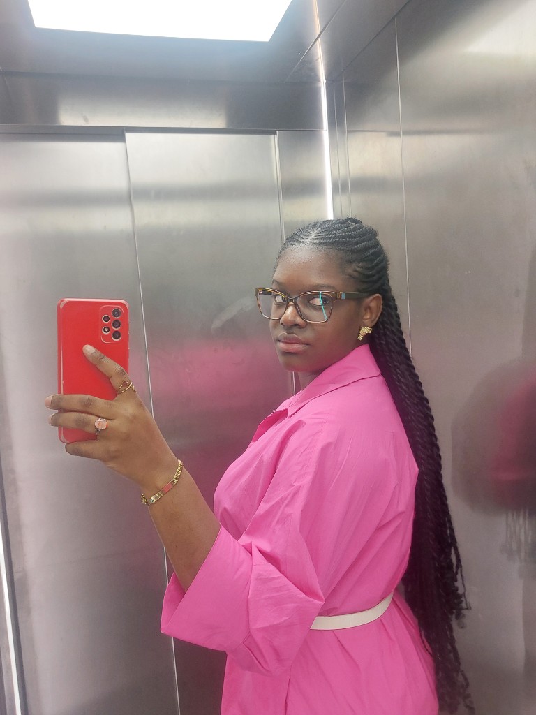 Gigi en robe rose vif
