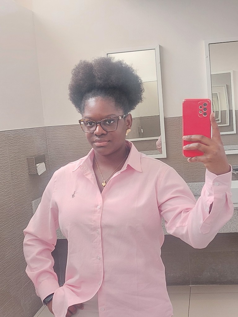 Gigi avec lunettes et chemise rose