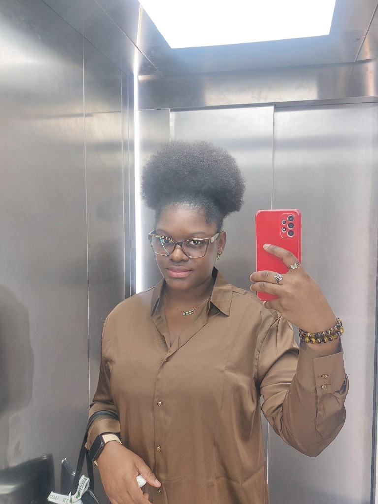 Gigi en chemise marron satinée